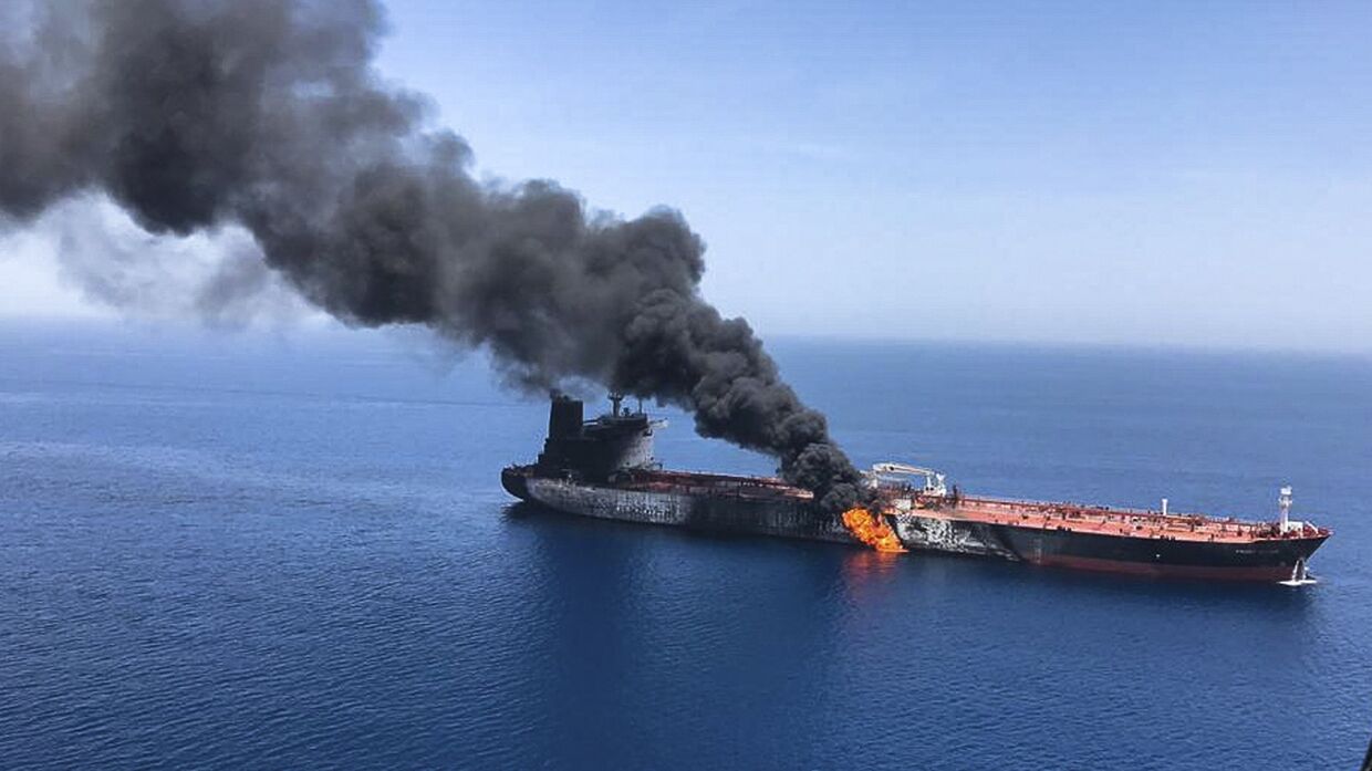 Нефтяной танкер горит в Оманском заливе