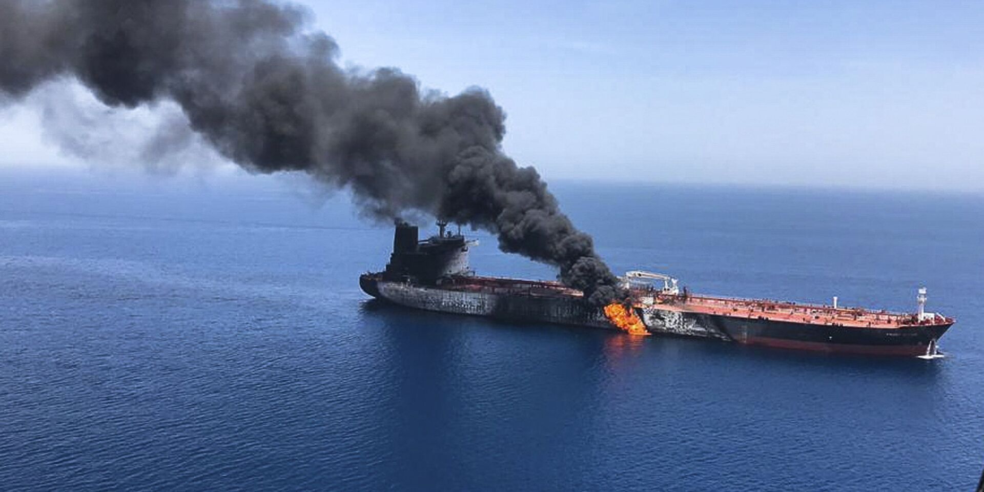 Нефтяной танкер горит в Оманском заливе - ИноСМИ, 1920, 16.12.2020