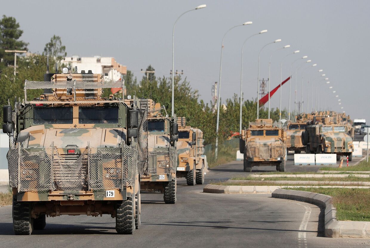 Военная техника в турецком пограничном городе Джейланпинар в провинции Шанлыурфа