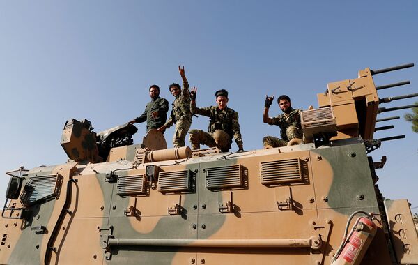 Бойцы Свободной сирийской армии в турецкой провинции Шанлыурфа