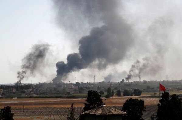 Дым над сирийским городом Тель-Абьяд