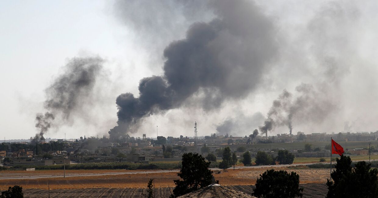 Дым над сирийским городом Тель-Абьяд