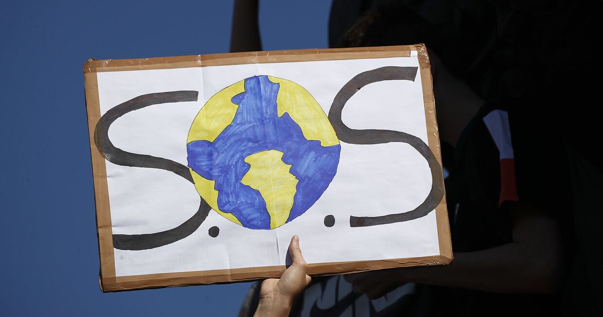 Плакат во время акции протеста против изменения климата в Париже, Франция