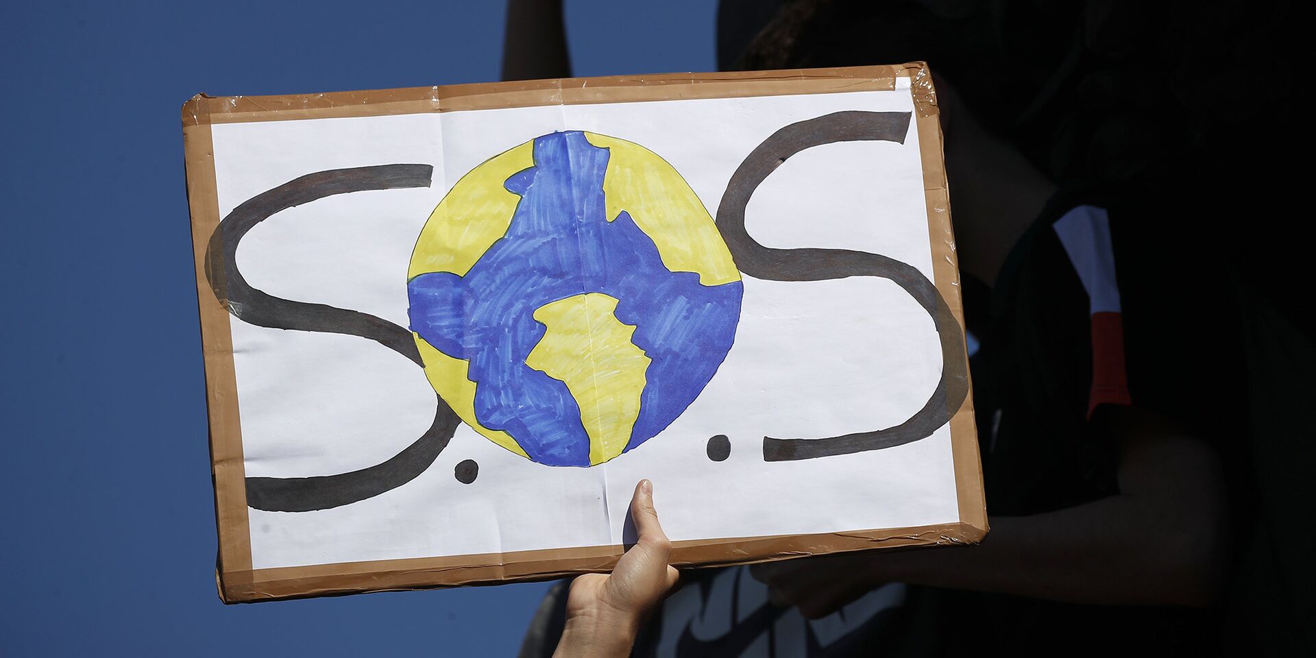 Плакат во время акции протеста против изменения климата в Париже, Франция - ИноСМИ, 1920, 05.12.2021