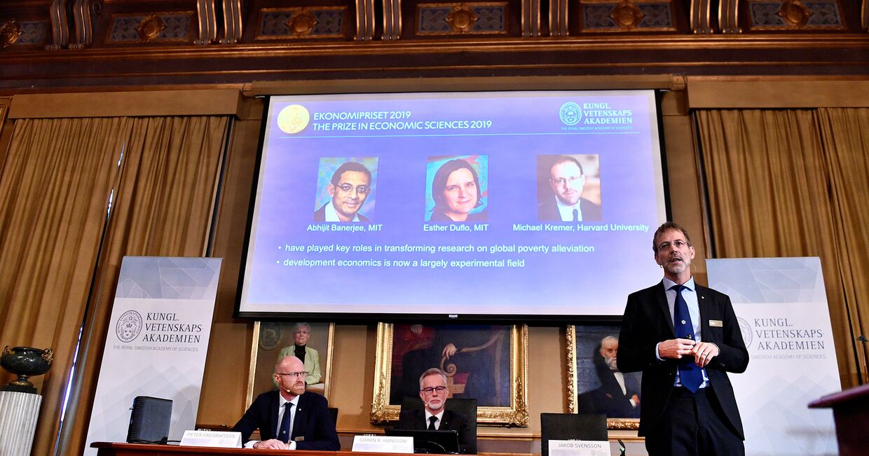 Нобелевскую премию по экономике присудили за работы по борьбе с бедностью