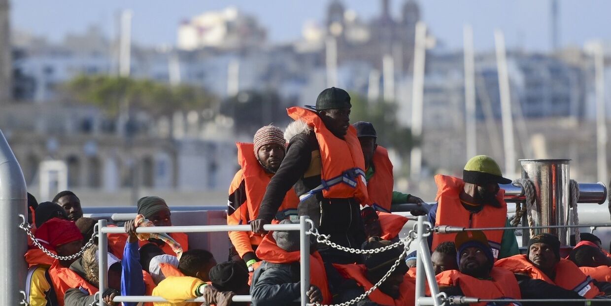 Мигранты в гавани Валлетты, Мальта Мигранты в гавани Валлетты, Мальта