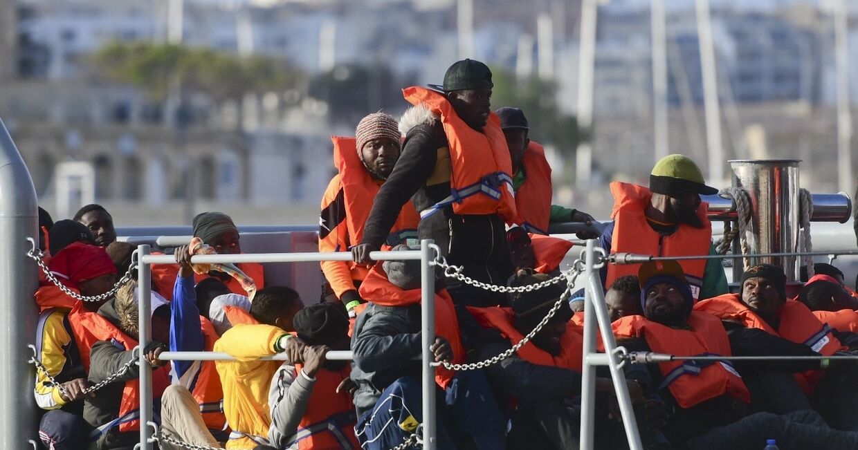 Мигранты в гавани Валлетты, Мальта