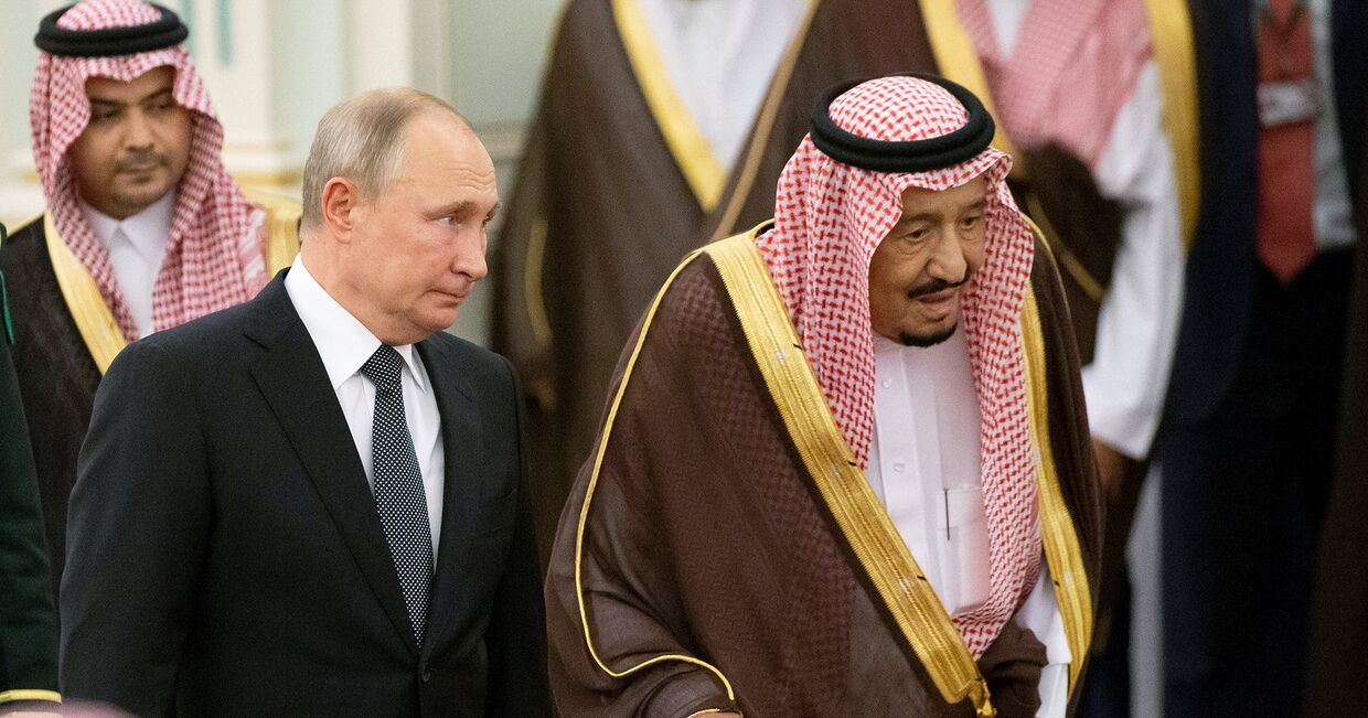 Президент России Владимир Путин и король Саудовской Аравии Салман ибн Абдул-Азиз Аль Сауд во время официальной церемонии