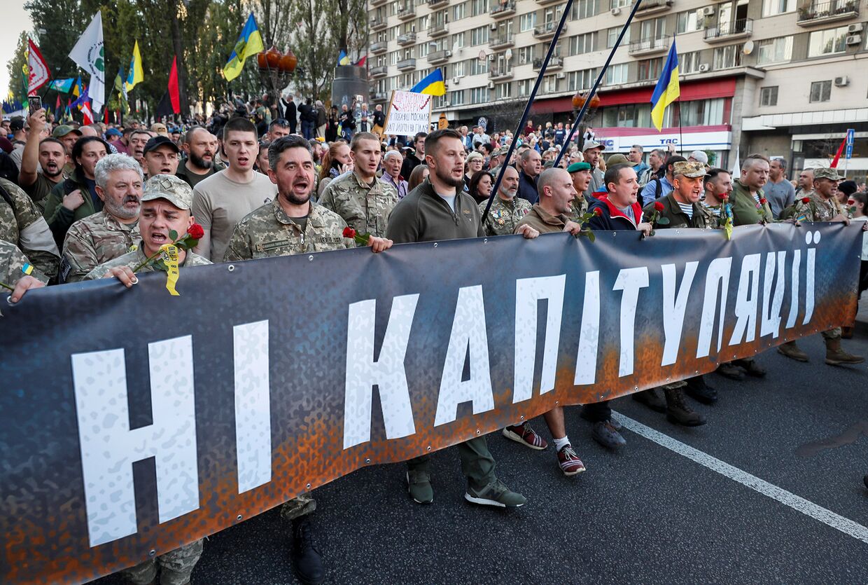 Участники митинга против согласования Киевом «формулы Штайнмайера»