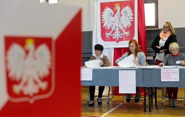Члены избирательной комиссии во время парламентских выборов на избирательном участке в Гливице, Польша Члены избирательной комиссии во время парламентских выборов на избирательном участке в Гливице, Польша