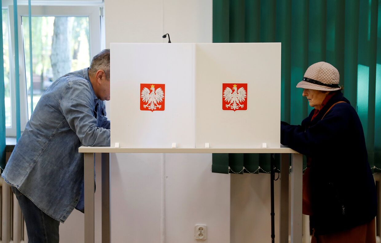 Голосование во время парламентских выборов на избирательном участке в Варшаве, Польша