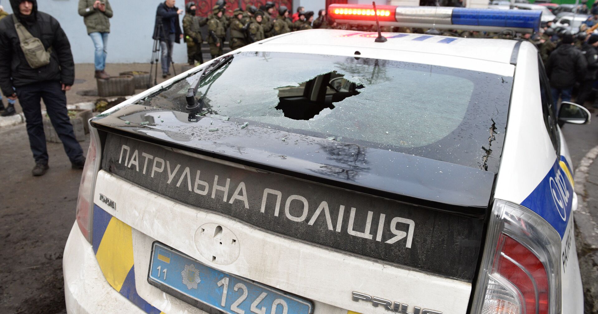 Автомобиль полиции Украины с разбитым задним стеклом в центре Киева - ИноСМИ, 1920, 24.09.2020