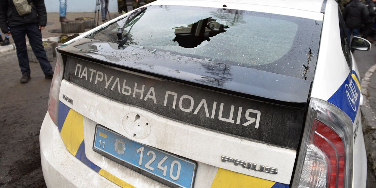 Автомобиль полиции Украины с разбитым задним стеклом в центре Киева