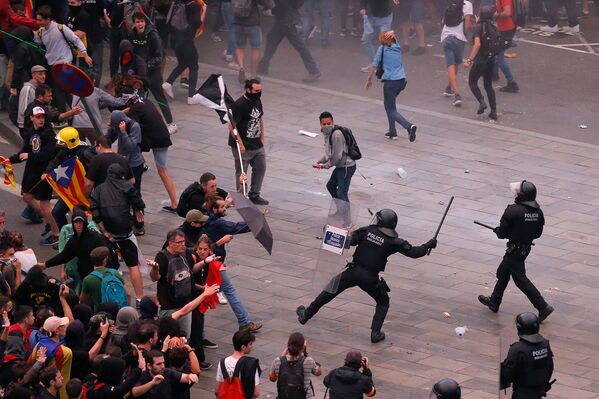 Столкновение с полицией в Барселоне, Испания