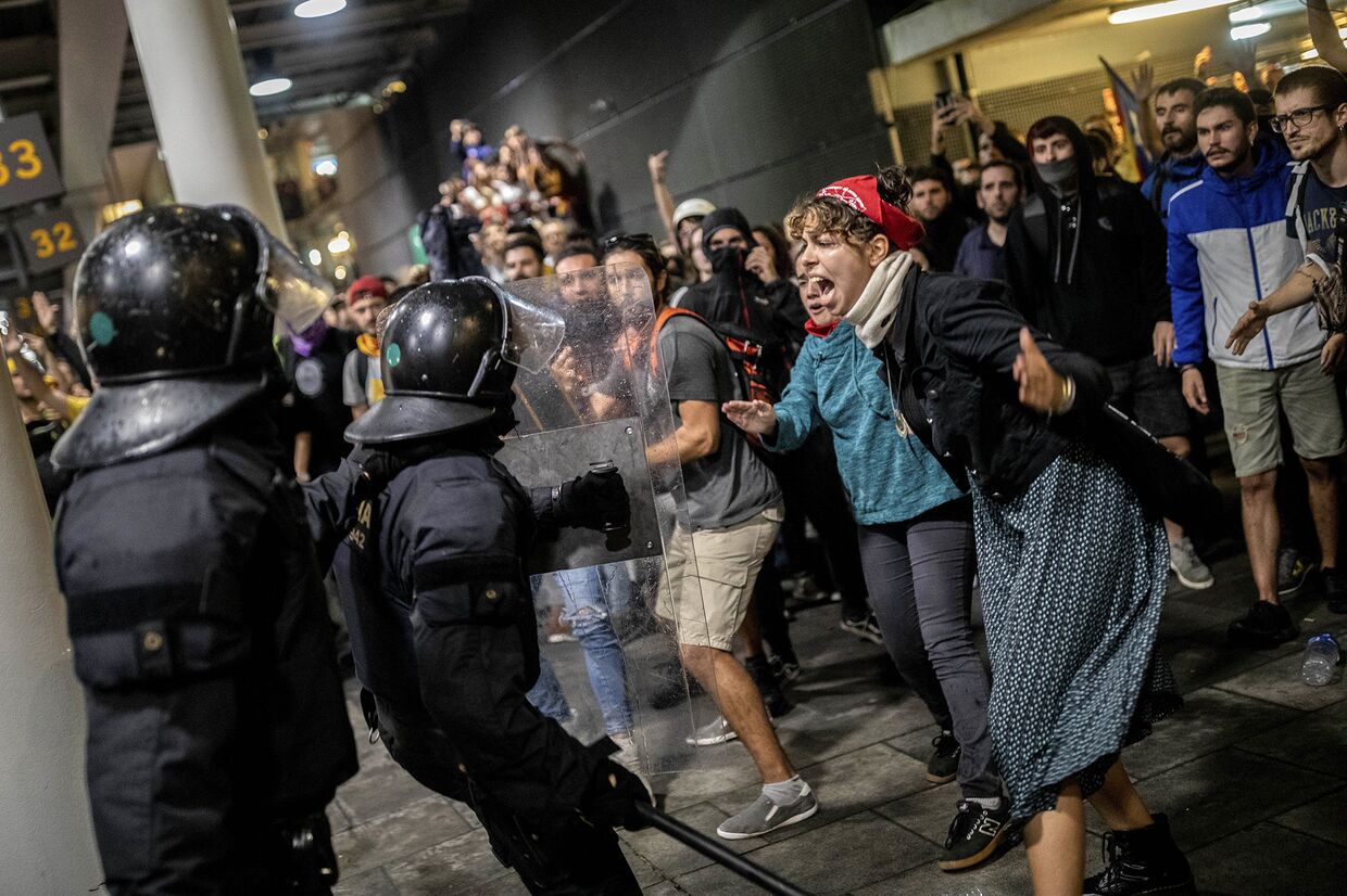 Полиция во время столкновений с протестующими в аэропорту Эль-Прат на окраине Барселоны