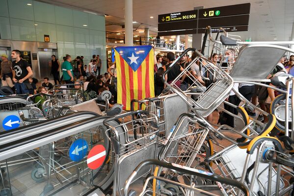 Протестующие заблокировли эскалаторы в аэропорту Эль-Прат в Барселоне