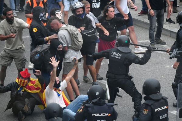 Протестующие во время столкновений с полицией в Барселоне