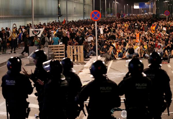 Сотрудники полиции охраняют порядок во время демонстрации в Барселоне