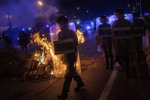 Сотрудники полиции охраняют порядок во время демонстрации в Барселоне