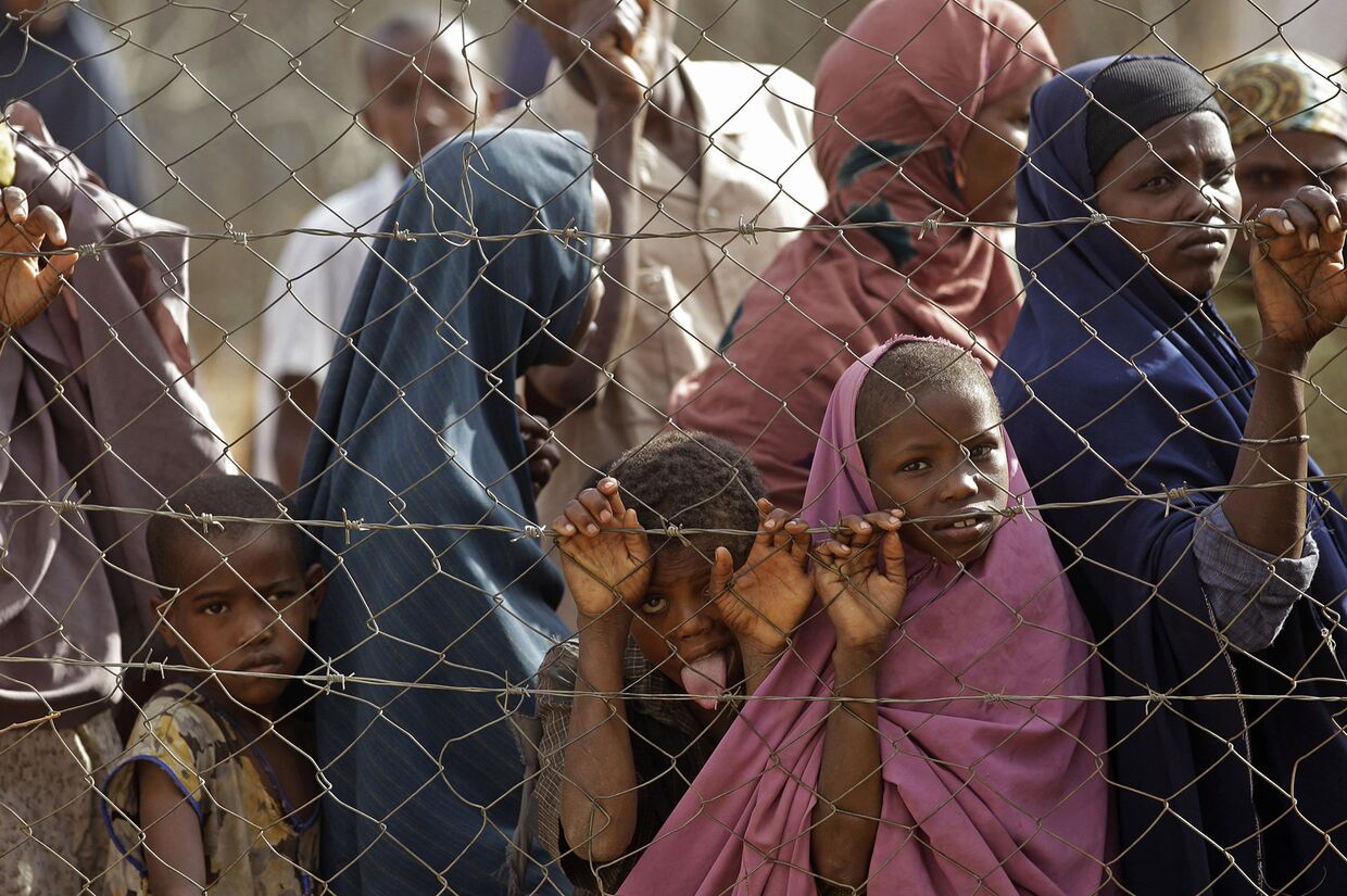 Беженцы в очереди за едой в Дадаабе, Кения