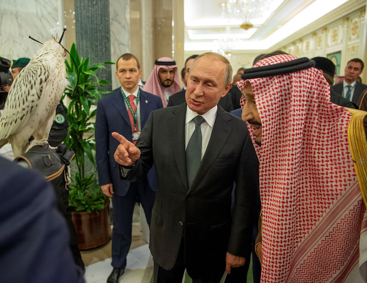Президент РФ Владимир Путин и король Саудовской Аравии Сальман бен Абдель Азиз аль Сауд