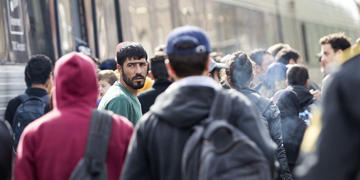 Сирийские мигранты на железнодорожном вокзале в Дании на пути в Швецию