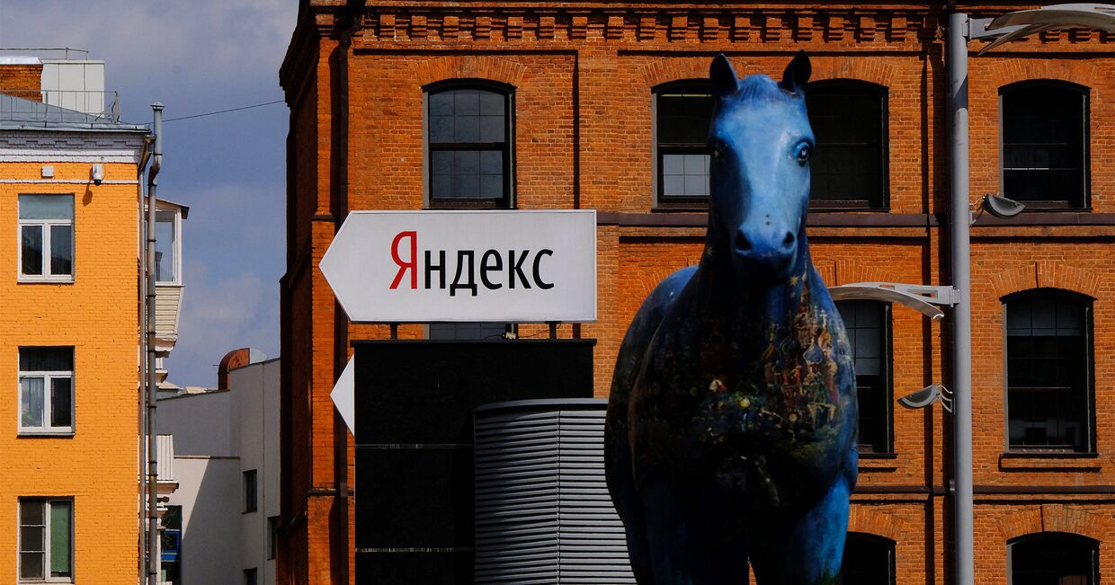 Указатель и скульптура лошади у офиса компании Яндекс