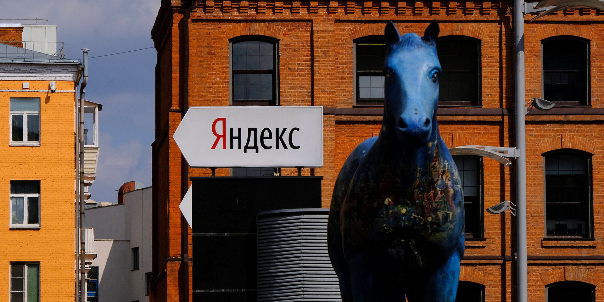 Указатель и скульптура лошади у офиса компании Яндекс - ИноСМИ, 1920, 18.11.2020