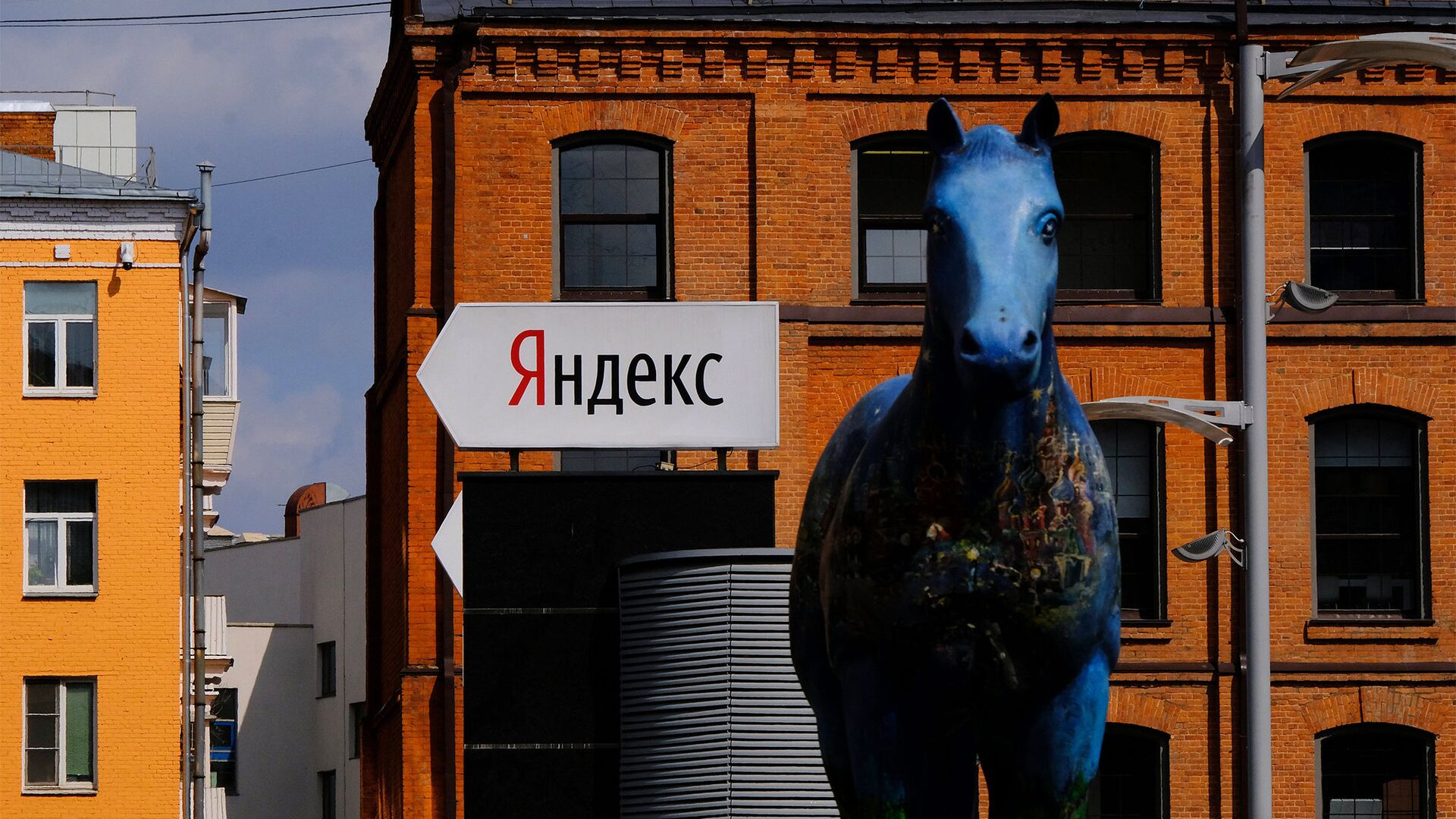 Указатель и скульптура лошади у офиса компании Яндекс - ИноСМИ, 1920, 18.11.2020