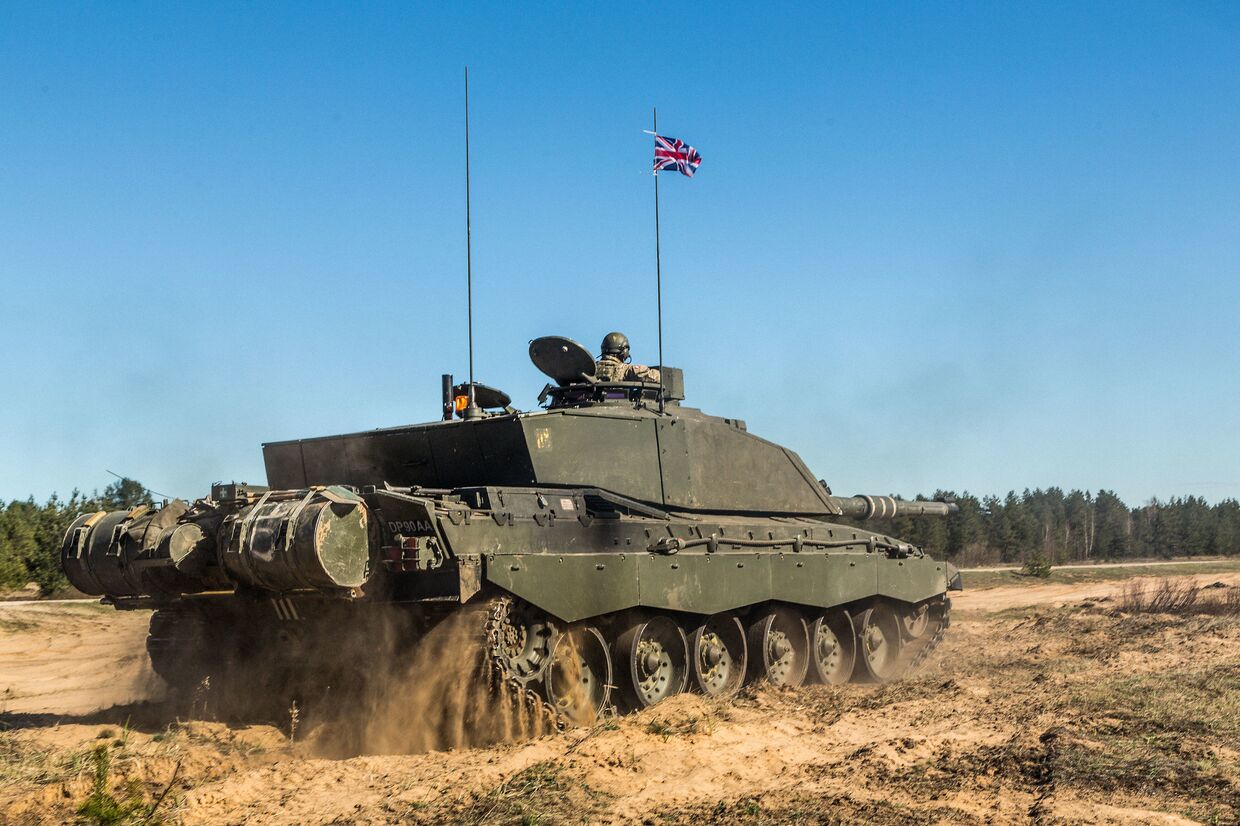 Британский танк во время учений в Эстонии