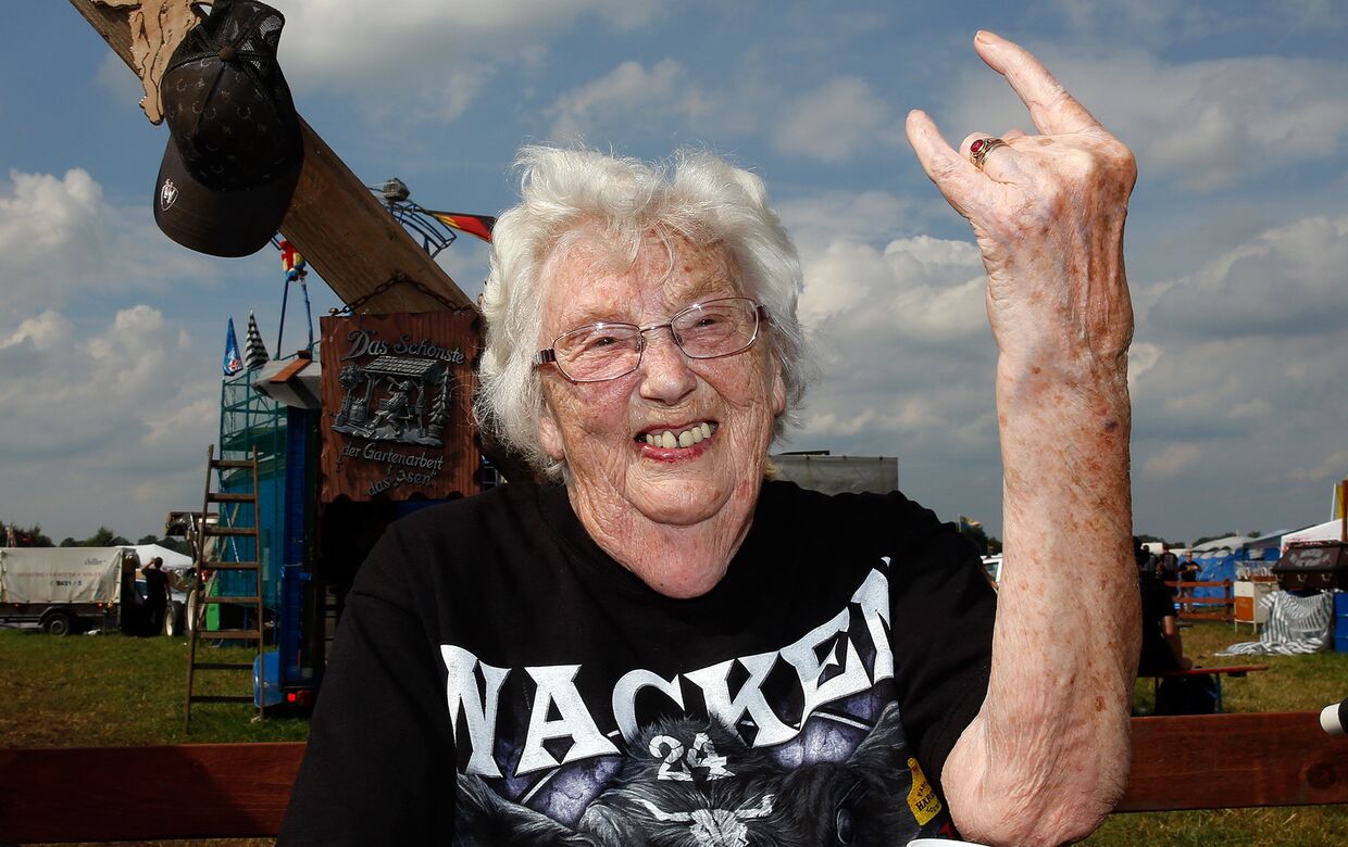 Пожилая женщина на рок-фестивале в Вакене, Германия