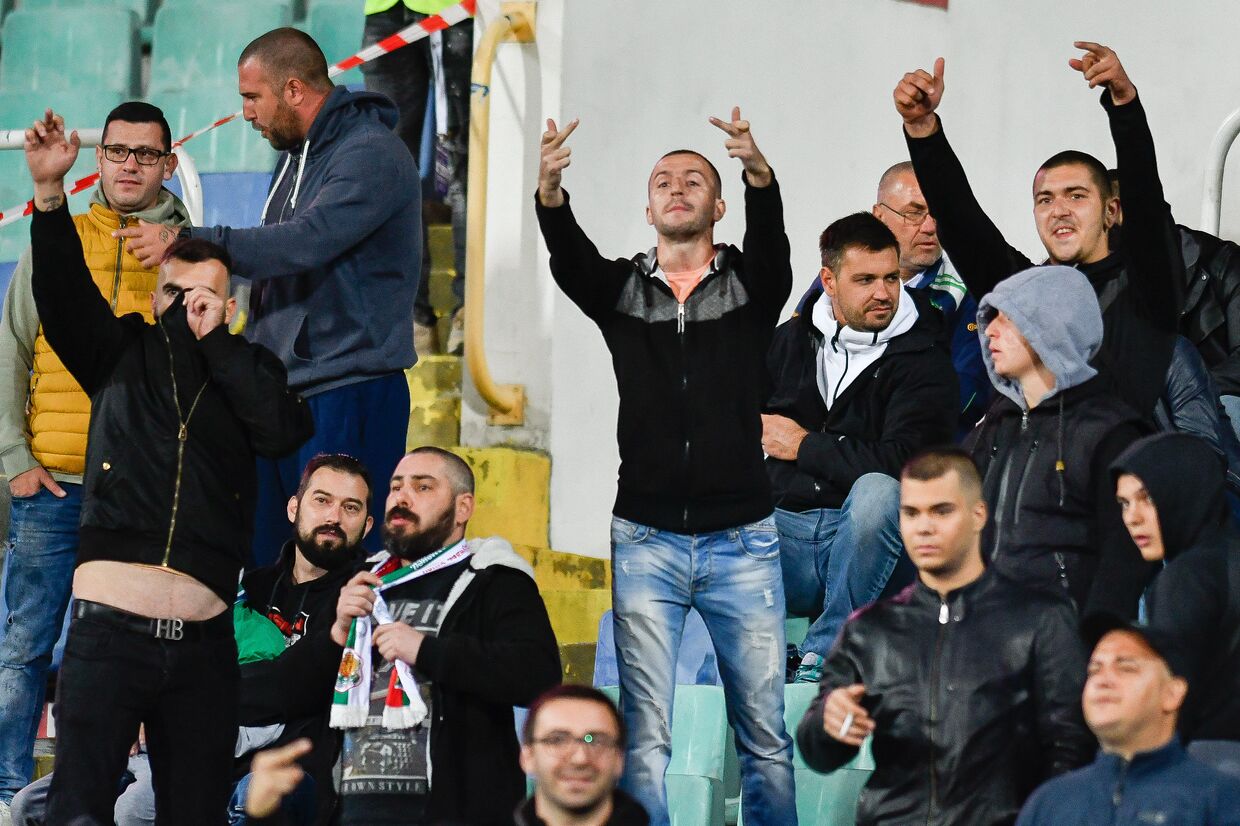 Болгарские болельщики во время отборочного матча между сборными Болгарии и Англии