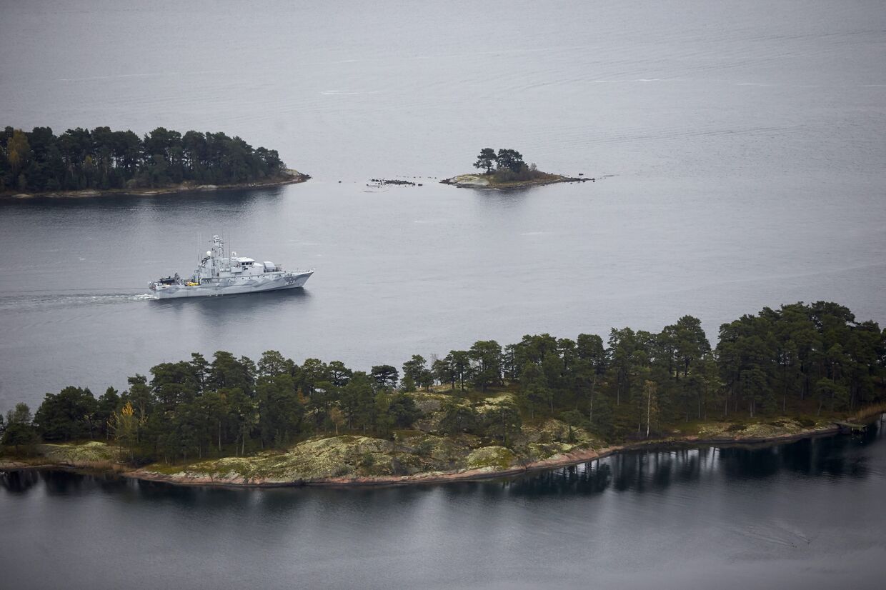 19 октября 2014. Шведский минный тральщик HMS Koster во время поисков иностранной подводной лодки в стокгольмских шхерах