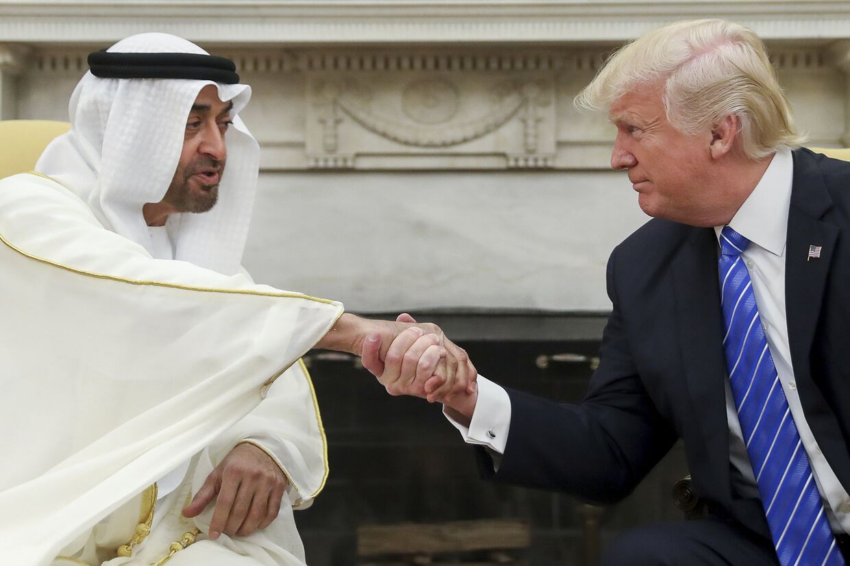 Президент США Дональд Трамп пожимает руку наследному принцу Абу-Даби шейху Мухаммеду бен Зайду Аль Нахайяну