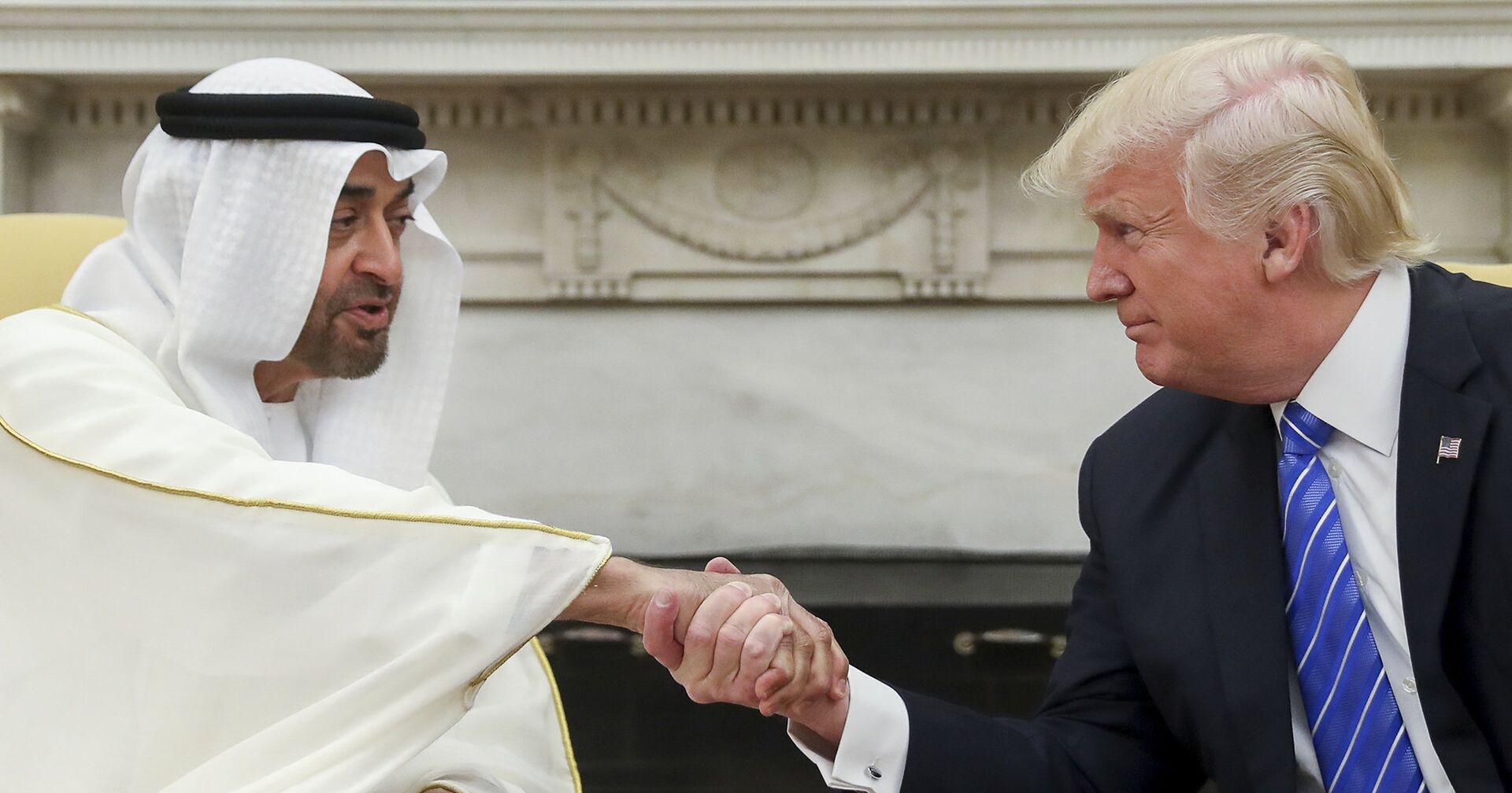 Президент США Дональд Трамп пожимает руку наследному принцу Абу-Даби шейху Мухаммеду бен Зайду Аль Нахайяну - ИноСМИ, 1920, 29.01.2021