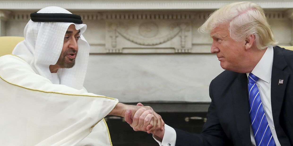 Президент США Дональд Трамп пожимает руку наследному принцу Абу-Даби шейху Мухаммеду бен Зайду Аль Нахайяну