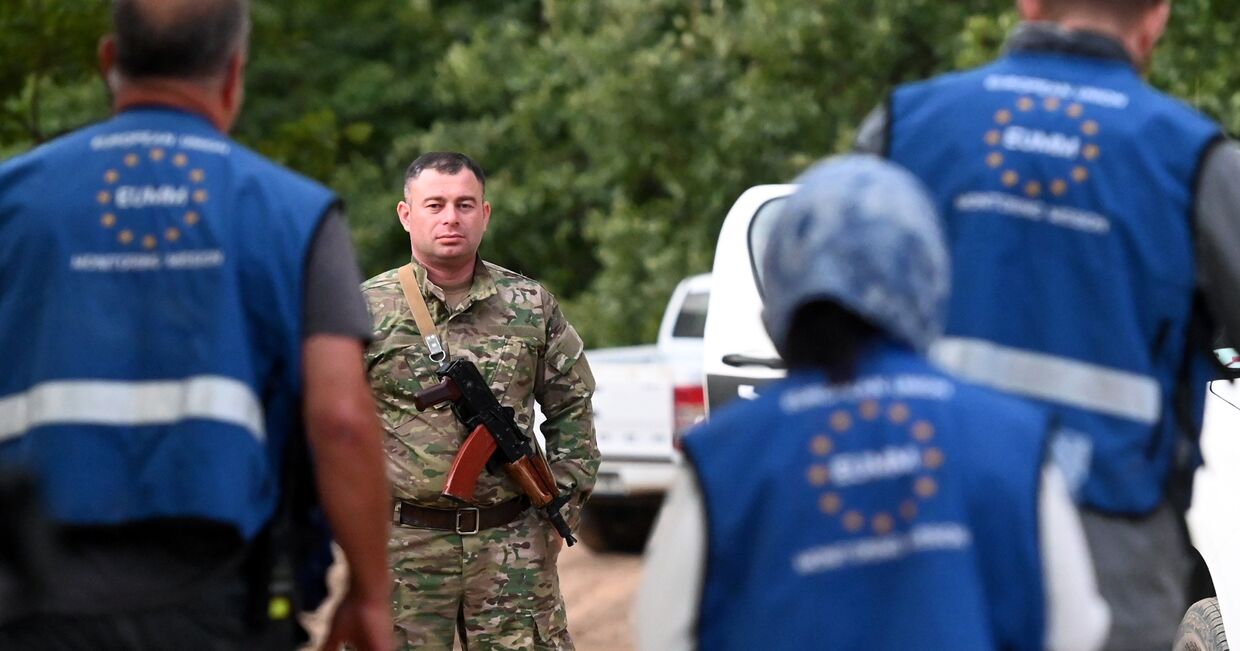 Члены мониторинговой миссии Европейского Союза ну границе Грузии и Южной Осетии