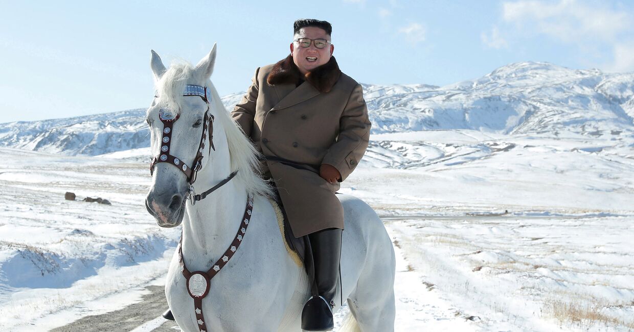 Лидер Северной Кореи Ким Чен Ын на лошади во время снегопада на горе Пэкту