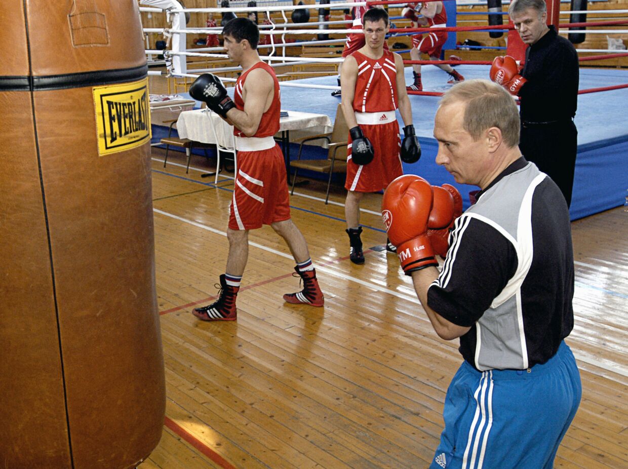 Президент РФ Владимир Путин у боксерской груши