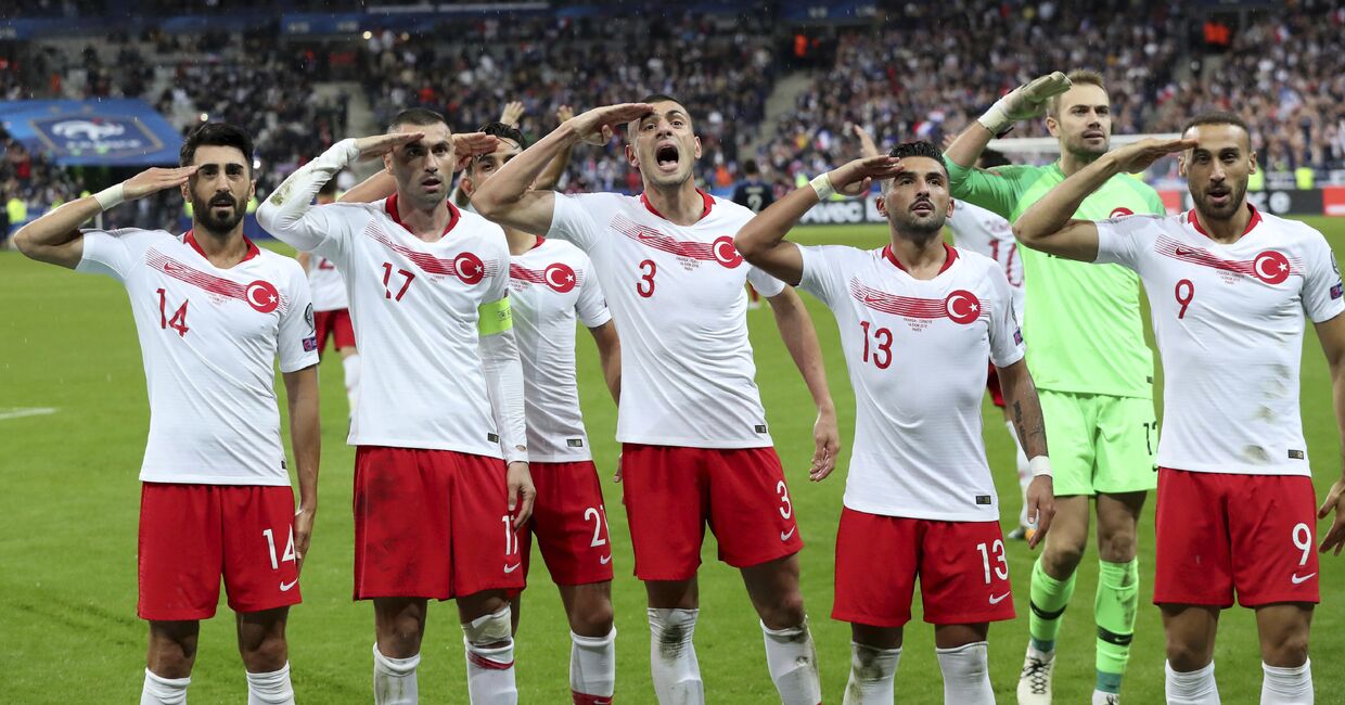 Игроки турецкой сборной по футболу во время отборочного футбольного матча Euro 2020