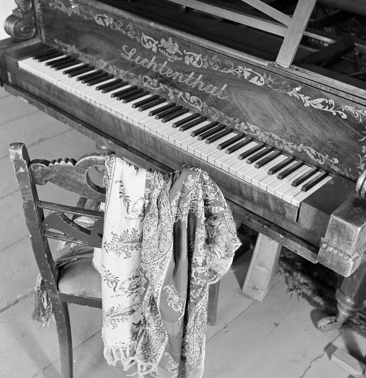 Шаль княгини Волконской возле фортепиано в Доме-музее декабристов