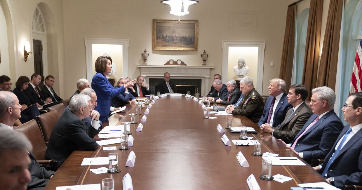 Президент США Дональд Трамп и спикер палаты представителей Нэнси Пелоси во время встречи в Белом доме в Вашингтоне