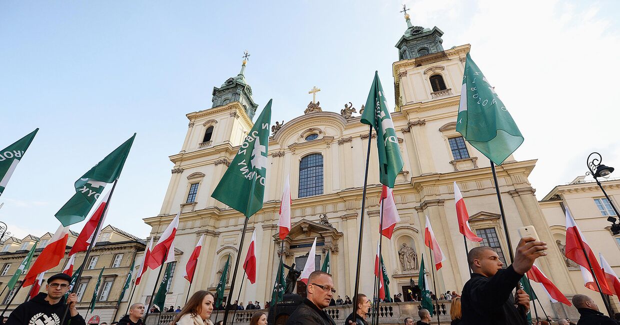Участники акции протеста против мигрантов в Варшаве, Польша