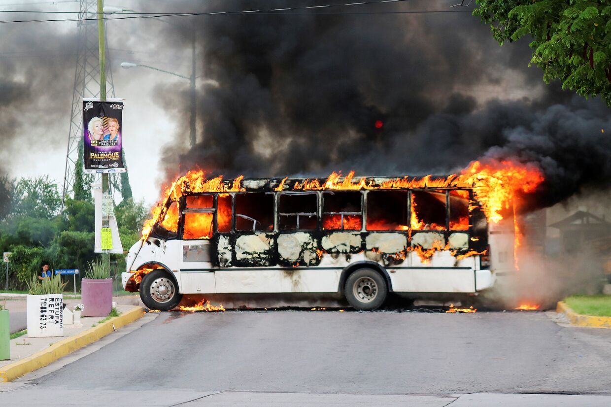 Автобус, подожженный боевиками картеля в Кульякане, штат Синалоа, Мексика