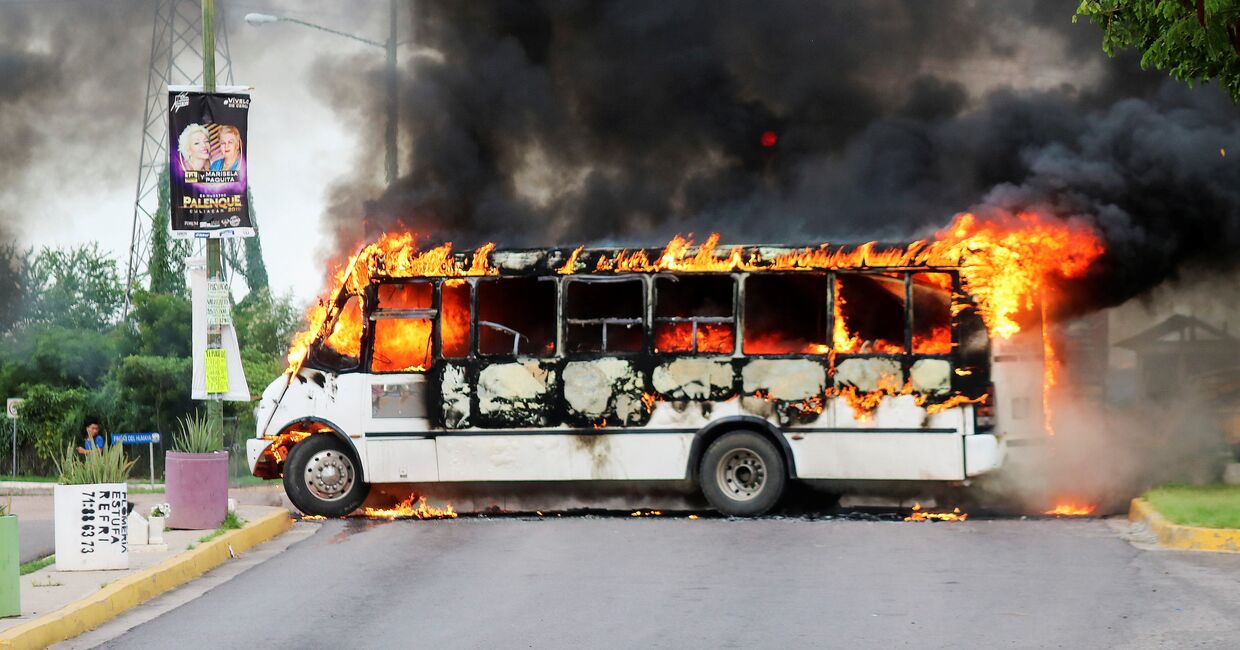 Автобус, подожженный боевиками картеля в Кульякане, штат Синалоа, Мексика