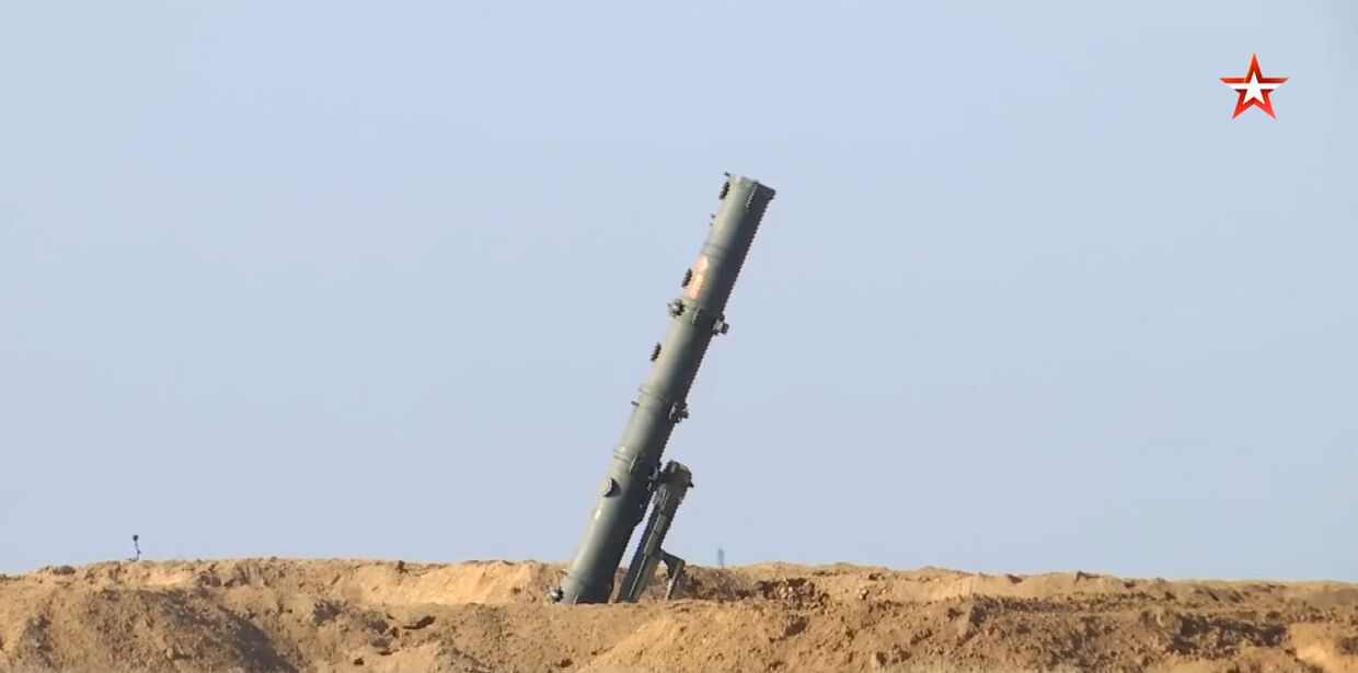 Пуски ракет расчетами ОТРК «Искандер» на учениях «Гром-2019»