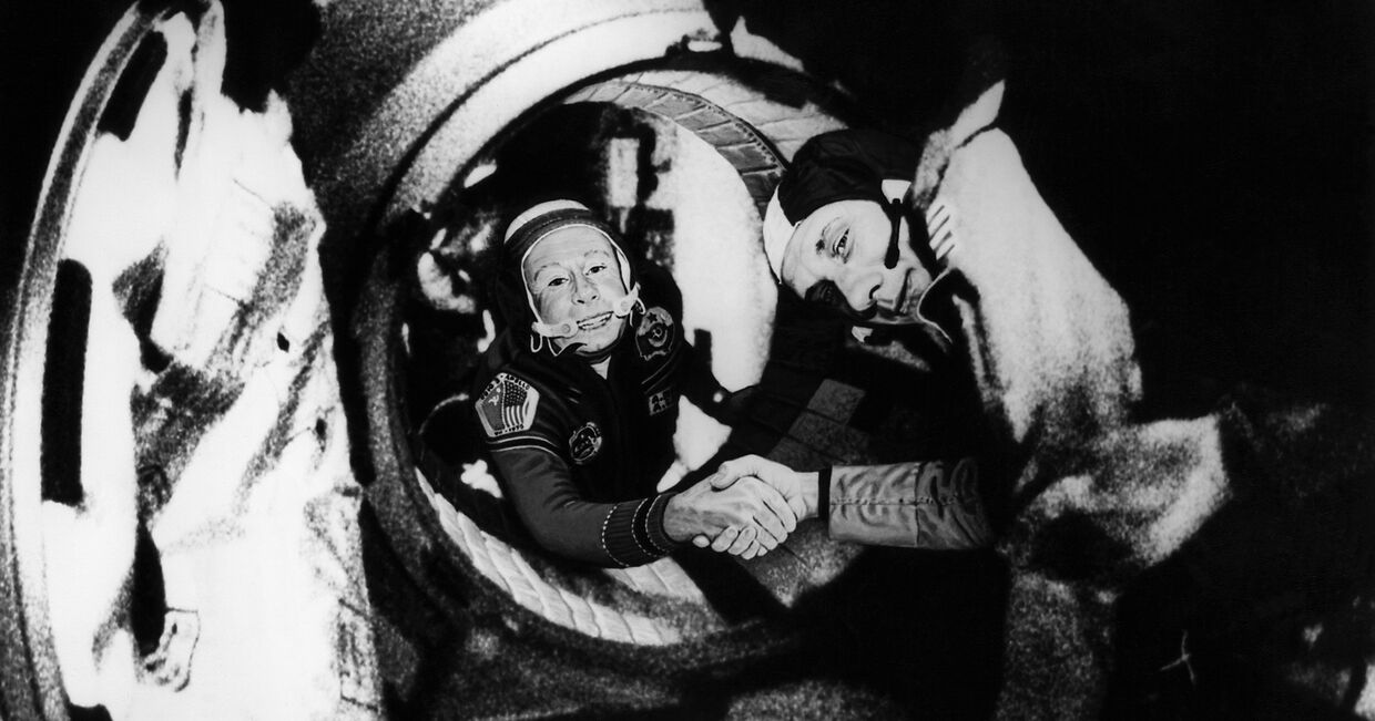17 июля 1975. Советский космонавт Алексей Леонов и американский астронавт Томас Стэффорд пожимают друг другу руки