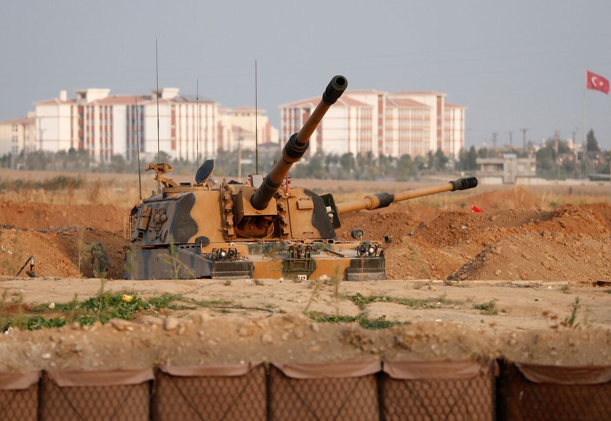 Гаубица турецкой армии недалеко от турецко-сирийской границы в провинции Шанлыурфа, Турция