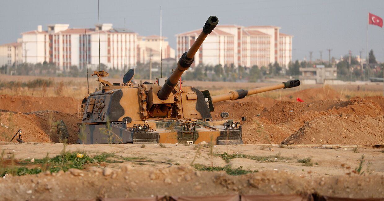 Гаубица турецкой армии недалеко от турецко-сирийской границы в провинции Шанлыурфа, Турция