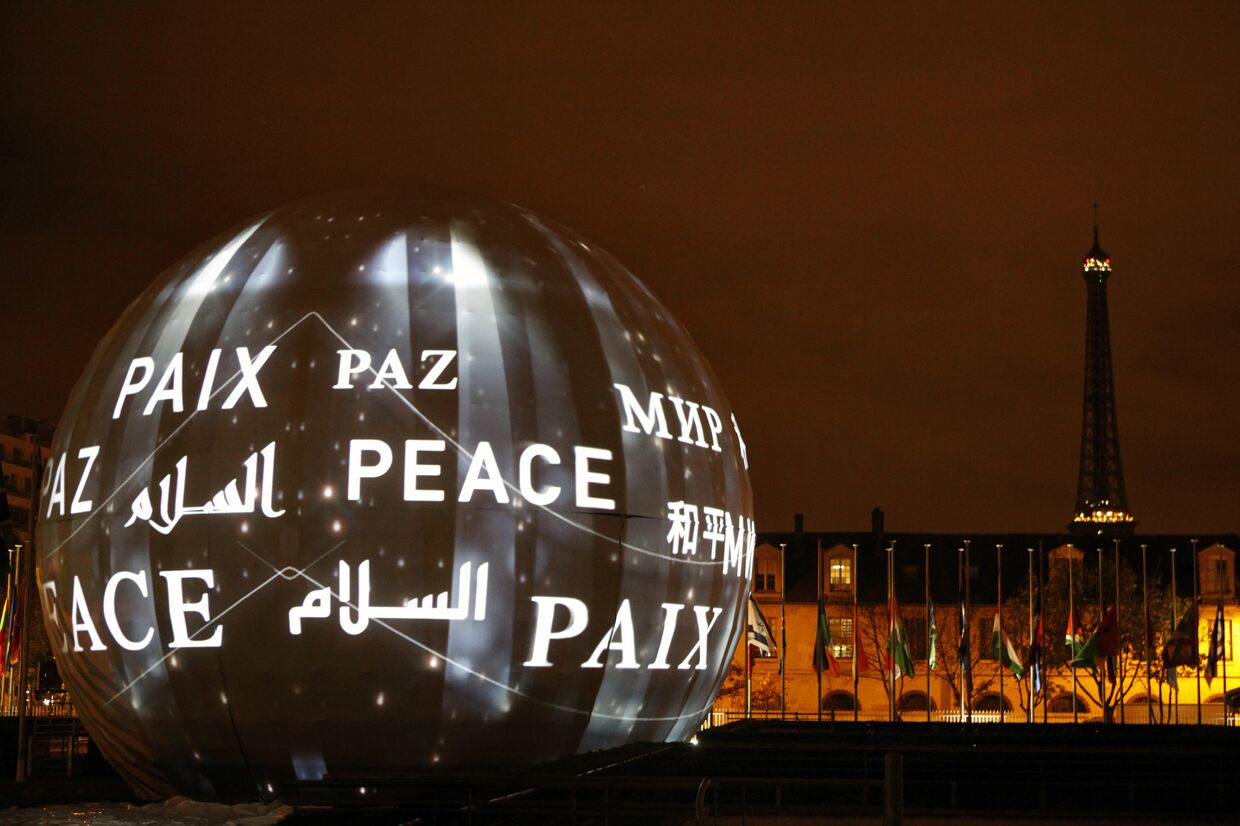Надпись «мир» на разных языках у штаб-квартиры ЮНЕСКО в Париже, Франция